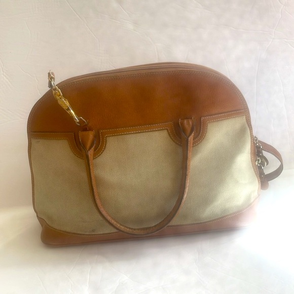 Lovely and practical cross body/top handle purse. - Picture 2 of 5